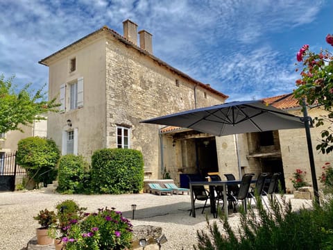 Property building, Patio, Day, Garden, Garden, Balcony/Terrace, Dining area, Garden view, Inner courtyard view