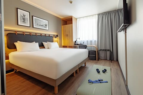 Bed, Fitness centre/facilities, Bedroom, locker, wardrobe