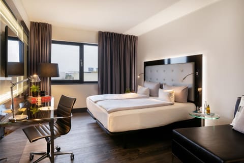 Bed, TV and multimedia, View (from property/room), Bedroom, Drinks