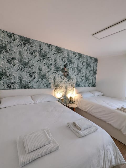 Urban Oasis family apt 10 mins from Venice Apartment in Venice