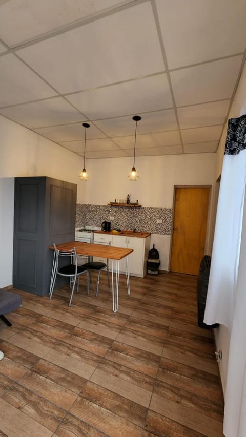 Kitchen or kitchenette, Dining area, minibar