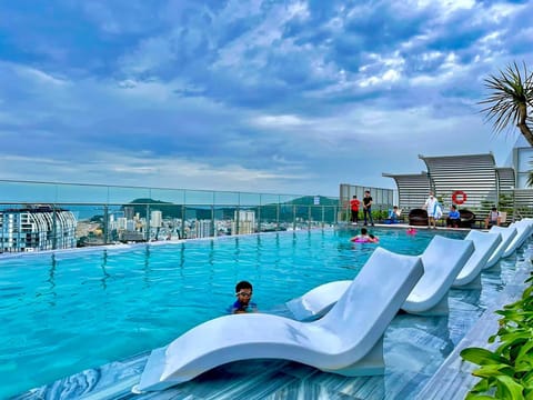 People, Natural landscape, Pool view, Sea view, Swimming pool, group of guests, sunbed