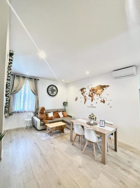 Living room, Decorative detail, Seating area, Dining area, Dinner, Dinner, air conditioner