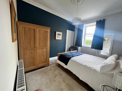 Number 79, Cosy Central Helensburgh 1 Bedroom, ground floor pet friendly, garden Apartment in Scotland