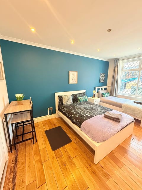 Bed, Photo of the whole room, Bedroom