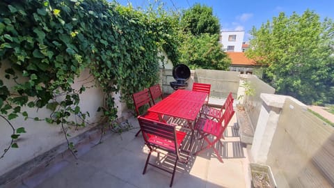 LEON GAMBETTA F2 TERRASSE JARDIN Apartment in Drancy