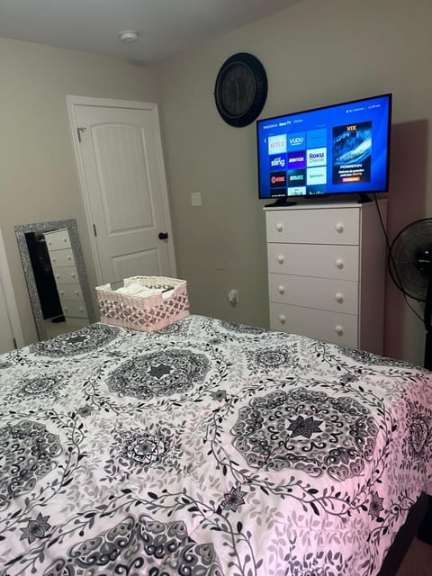Bed, TV and multimedia, Bedroom