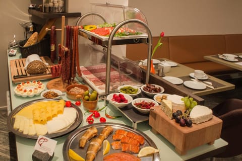 Restaurant/places to eat, Buffet breakfast