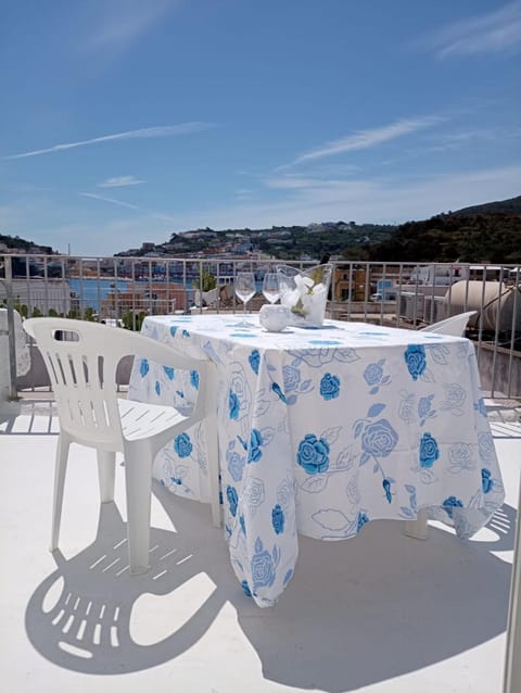 Natural landscape, View (from property/room), Balcony/Terrace, Dining area, Sea view