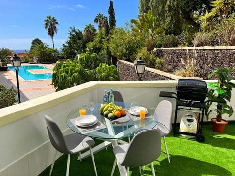 Day, BBQ facilities, Dining area, Pool view, Area and facilities, Swimming pool, sunbed
