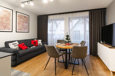 TV and multimedia, Living room, Seating area, Dining area