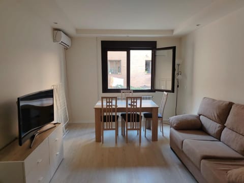 Communal lounge/ TV room, TV and multimedia, Living room, Seating area, Dining area, air conditioner