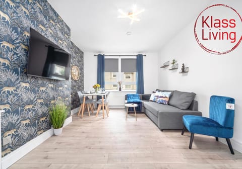 TV and multimedia, Living room, Decorative detail, Seating area, Dining area, Guests, group of guests, Family