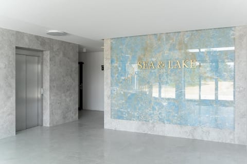 Text overlay, elevator