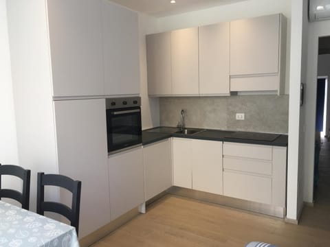 Kitchen or kitchenette, Dining area, dishwasher, pet friendly, stove, washing machine