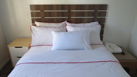 Galaxy Sleep And Go Rooms Goodwood Bed and Breakfast in Cape Town
