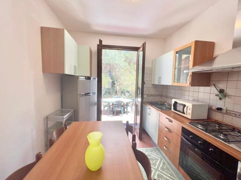 Dining area, oven, stove