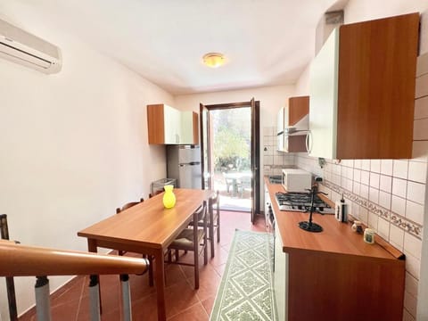 Kitchen or kitchenette, Dining area, stove