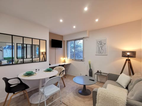 TV and multimedia, Living room, Seating area, Dining area