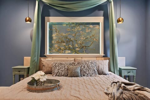 Bed, Seating area, Bedroom