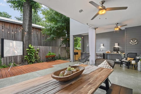 Patio, Day, Food and drinks, Seating area, Dining area, Food