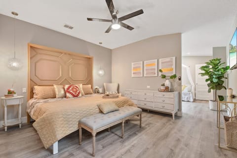Bed, Photo of the whole room, Seating area, Bedroom, fireplace