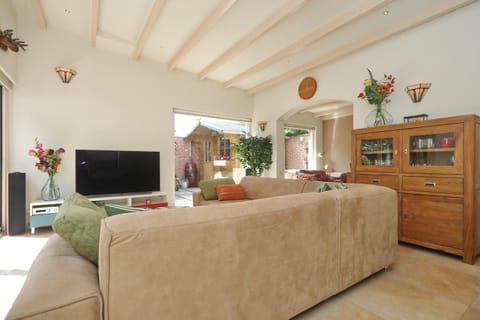 Sunnybeachhouse aan het bos, tussen zee en meer. House in Noordwijkerhout