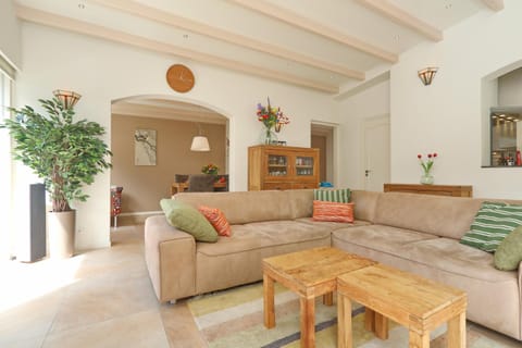 Sunnybeachhouse aan het bos, tussen zee en meer. House in Noordwijkerhout