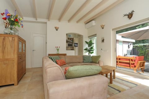 Sunnybeachhouse aan het bos, tussen zee en meer. House in Noordwijkerhout