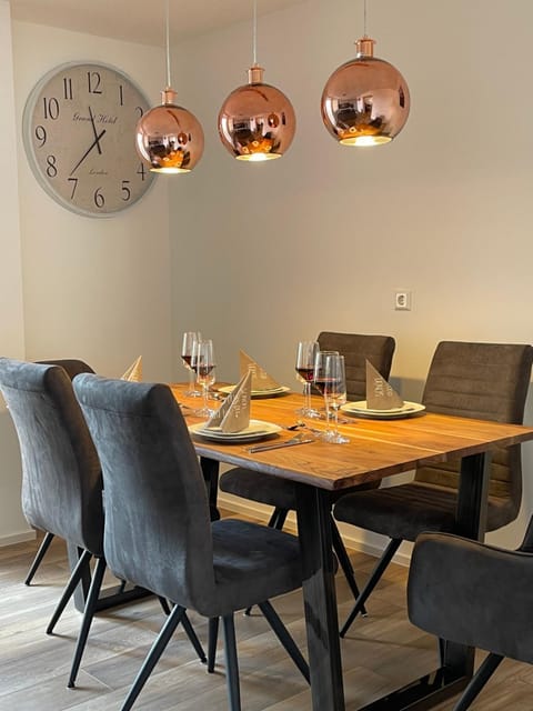 Seating area, Dining area