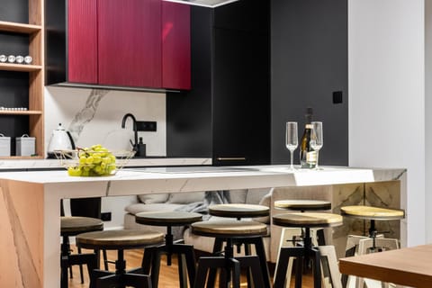 Coffee/tea facilities, Kitchen or kitchenette, Dining area, stove