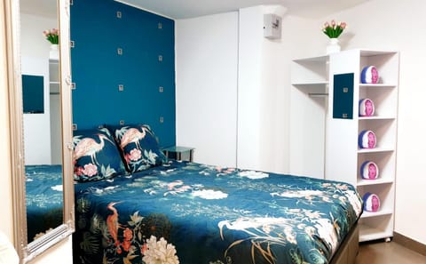 Bed, Photo of the whole room, Bedroom, wardrobe
