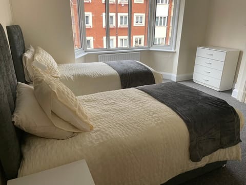 Large 4 Bedroom Sleeps 8, Spacious Apartment for Contractors and Holidays near Bedford Centre - 1 FREE PARKING SPACE & FREE WIFI Apartment in Bedford