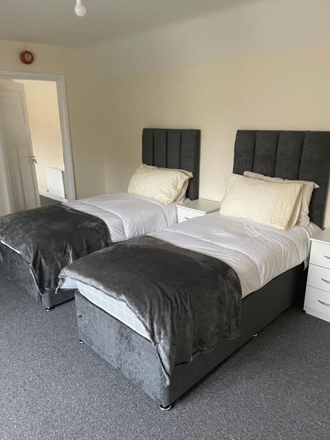 Large 4 Bedroom Sleeps 8, Spacious Apartment for Contractors and Holidays near Bedford Centre - 1 FREE PARKING SPACE & FREE WIFI Apartment in Bedford
