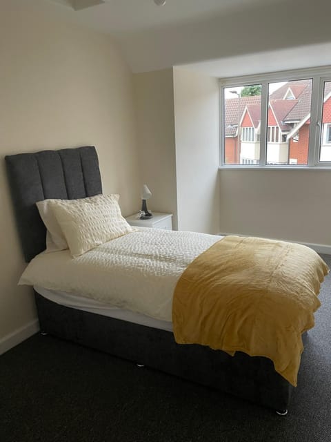 Large 4 Bedroom Sleeps 8, Spacious Apartment for Contractors and Holidays near Bedford Centre - 1 FREE PARKING SPACE & FREE WIFI Apartment in Bedford