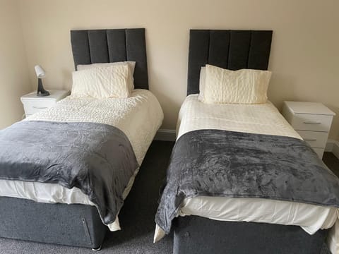 Large 4 Bedroom Sleeps 8, Spacious Apartment for Contractors and Holidays near Bedford Centre - 1 FREE PARKING SPACE & FREE WIFI Apartment in Bedford