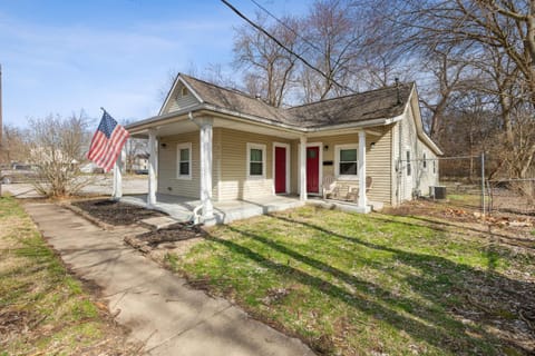 Chestnut St 3 Bedroom House in Historic Loveland House in Ohio