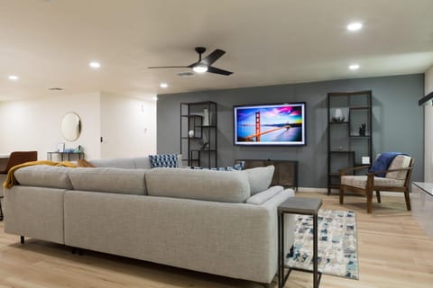 Cozy house w putting green mtn views BBQ House in Fountain Hills