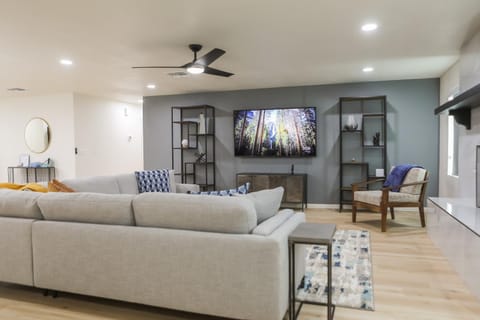 Cozy house w putting green mtn views BBQ House in Fountain Hills