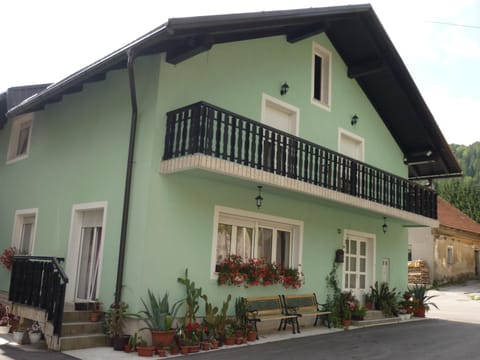 Facade/entrance