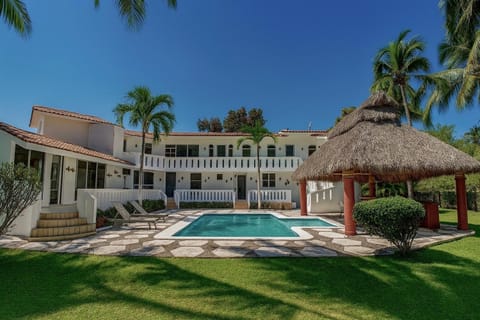 Property building, Garden, Garden view, Pool view, Swimming pool