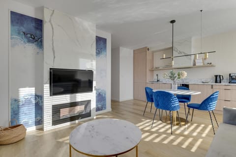 Kitchen or kitchenette, Living room, Seating area, Dining area