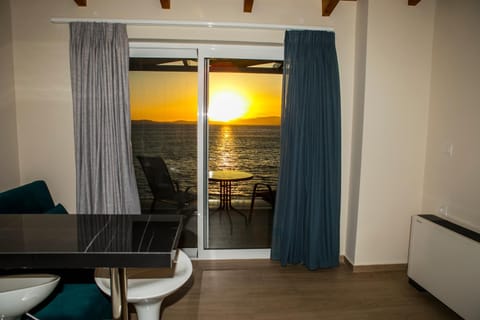 Natural landscape, View (from property/room), Balcony/Terrace, Living room, Seating area, Dining area, Sea view, Sunset