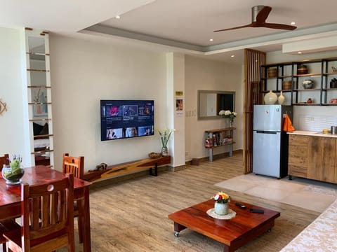 Communal lounge/ TV room, TV and multimedia, Kitchen or kitchenette, Living room, Food and drinks, Seating area, Dining area, Evening entertainment, Food, fireplace, oven