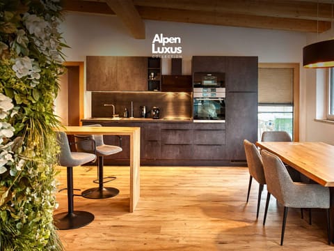 Coffee/tea facilities, Kitchen or kitchenette, Dining area