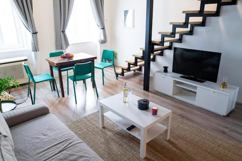 TV and multimedia, Seating area, Evening entertainment