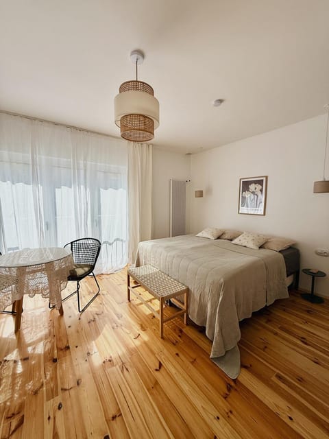 Bed, Photo of the whole room, Seating area, Bedroom