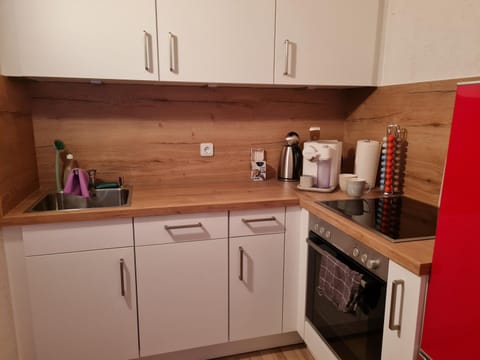 Coffee/tea facilities, Kitchen or kitchenette, dishwasher, stove