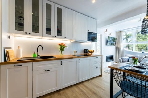 Kitchen or kitchenette, Dining area, dishwasher, minibar, stove