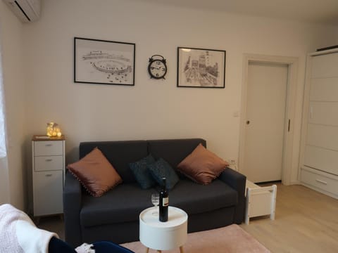 Living room, Seating area, Alcoholic drinks